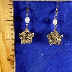 Wire star drop earrings